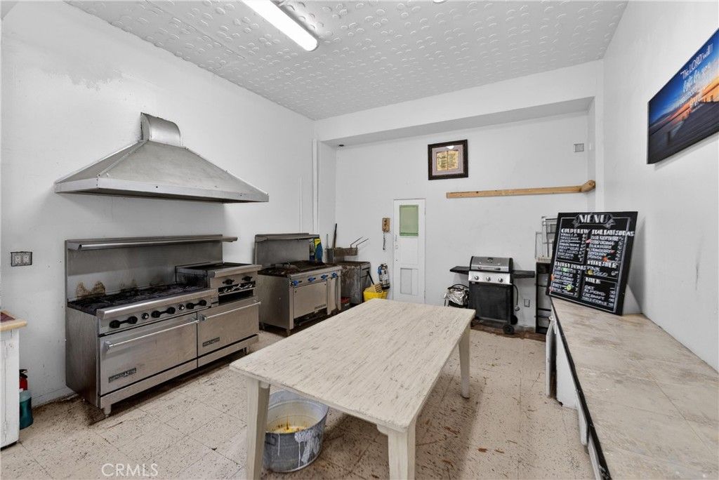 Image 26 of property listing at 7101 Menlo, Los Angeles, CA 90044