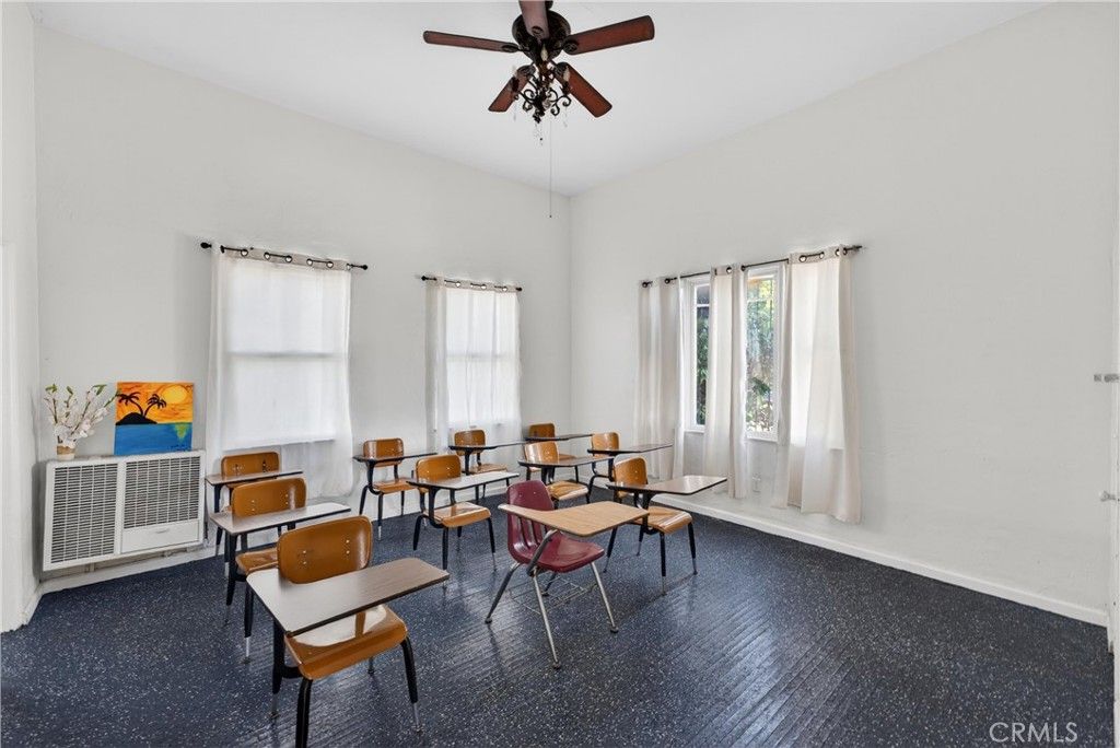 Image 27 of property listing at 7101 Menlo, Los Angeles, CA 90044