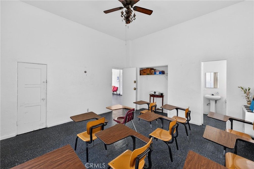 Image 28 of property listing at 7101 Menlo, Los Angeles, CA 90044