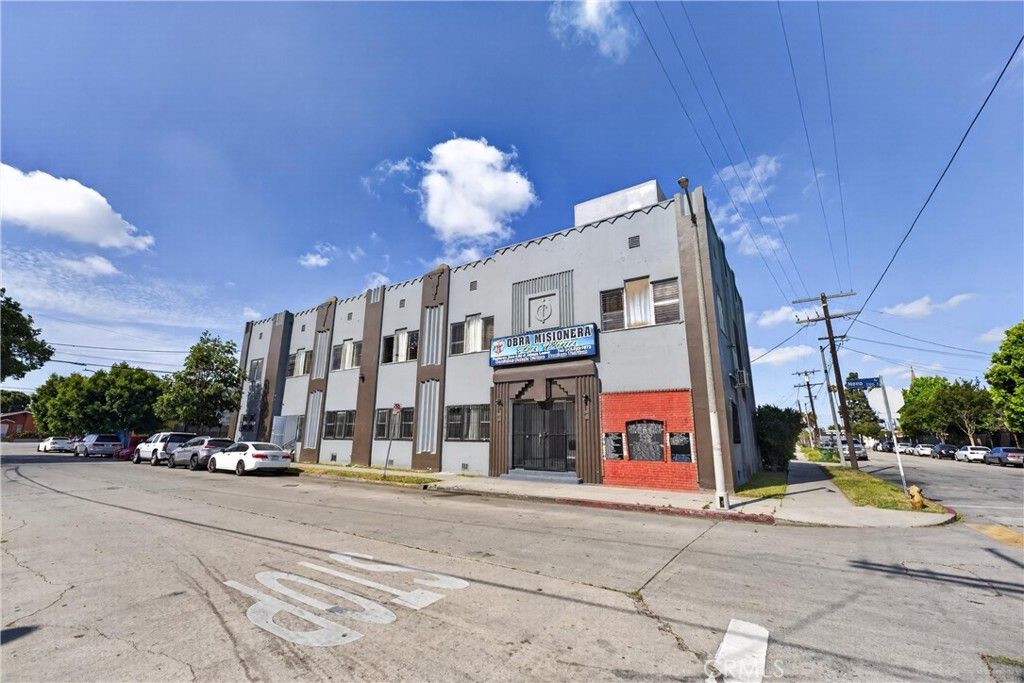 Image 2 of property listing at 7101 Menlo, Los Angeles, CA 90044