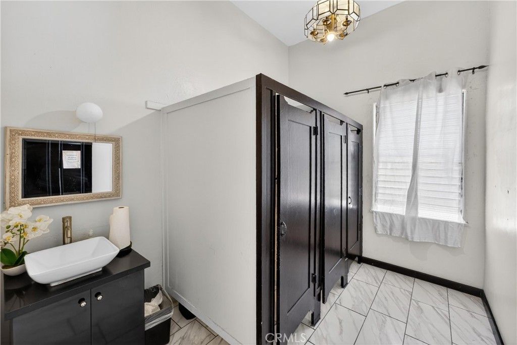 Image 32 of property listing at 7101 Menlo, Los Angeles, CA 90044