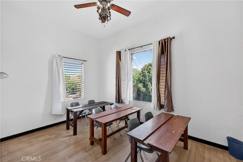 Image 33 of property listing at 7101 Menlo, Los Angeles, CA 90044
