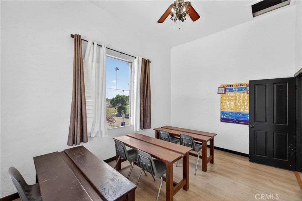 Image 34 of property listing at 7101 Menlo, Los Angeles, CA 90044