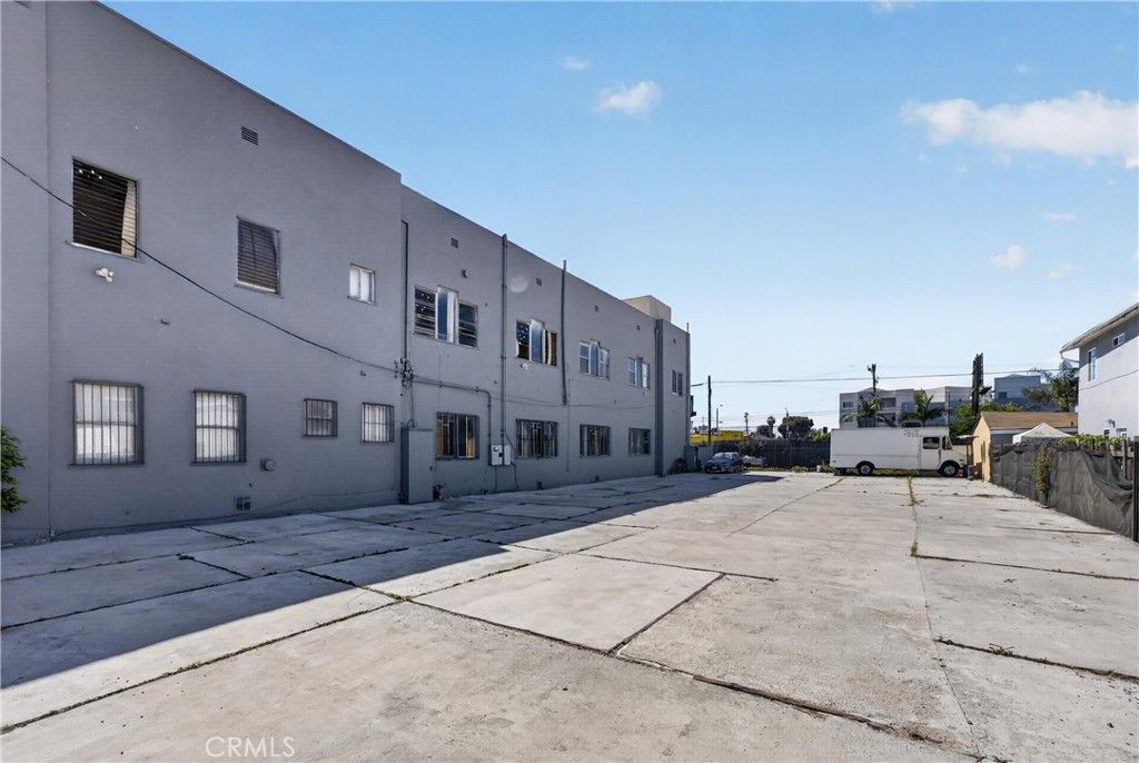 Image 37 of property listing at 7101 Menlo, Los Angeles, CA 90044
