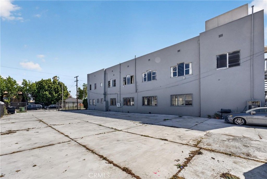 Image 38 of property listing at 7101 Menlo, Los Angeles, CA 90044