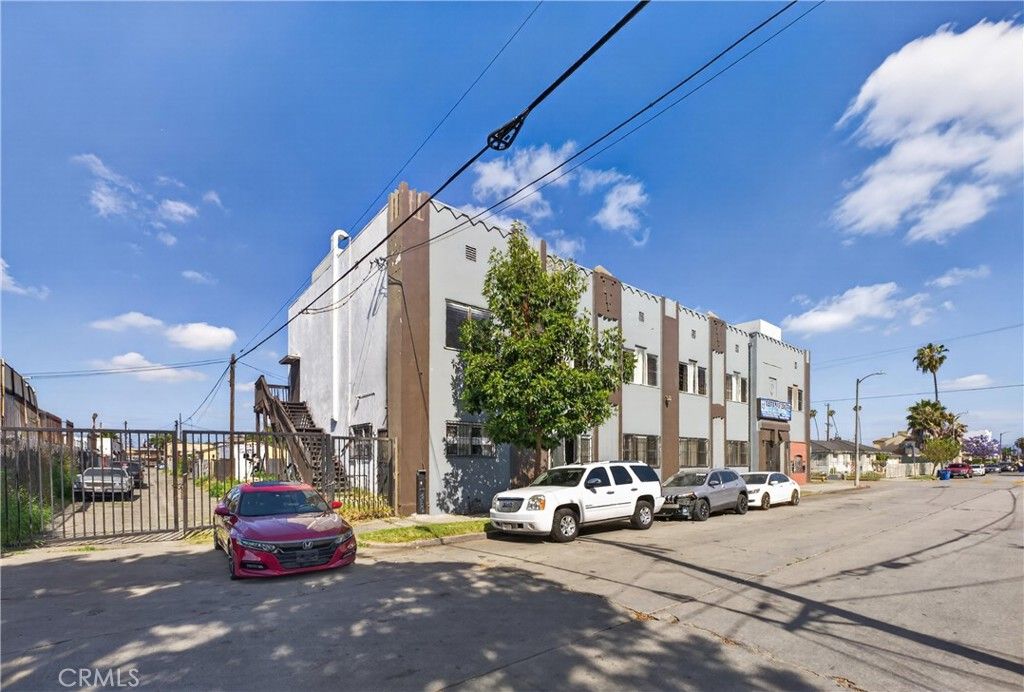 Image 3 of property listing at 7101 Menlo, Los Angeles, CA 90044