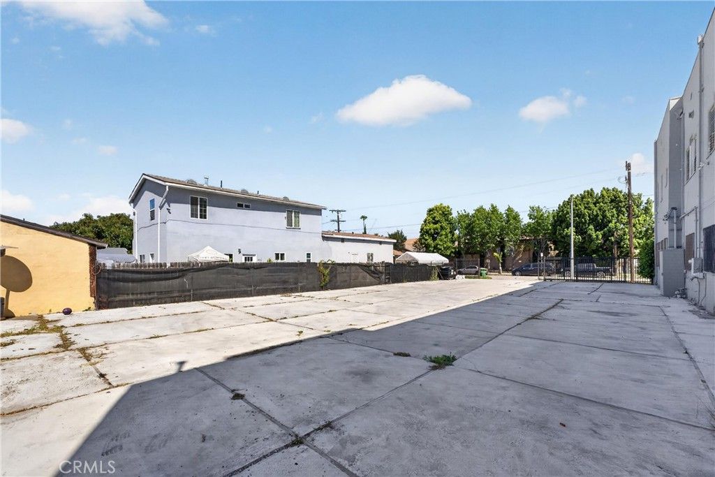 Image 39 of property listing at 7101 Menlo, Los Angeles, CA 90044