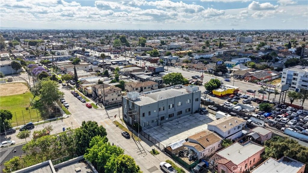 Image 41 of property listing at 7101 Menlo, Los Angeles, CA 90044