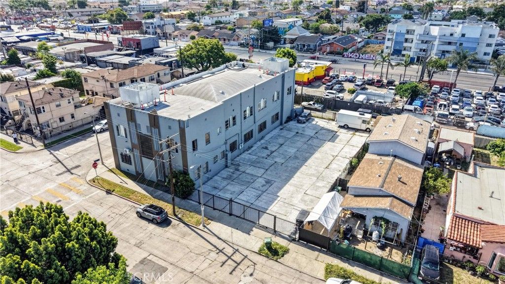Image 42 of property listing at 7101 Menlo, Los Angeles, CA 90044