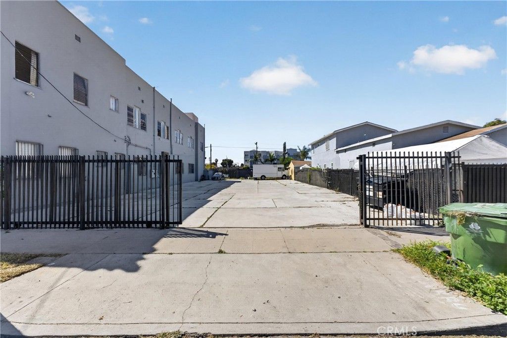 Image 4 of property listing at 7101 Menlo, Los Angeles, CA 90044