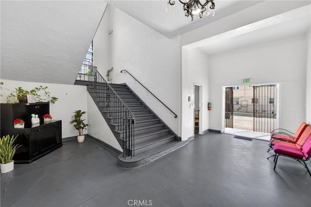 Image 5 of property listing at 7101 Menlo, Los Angeles, CA 90044