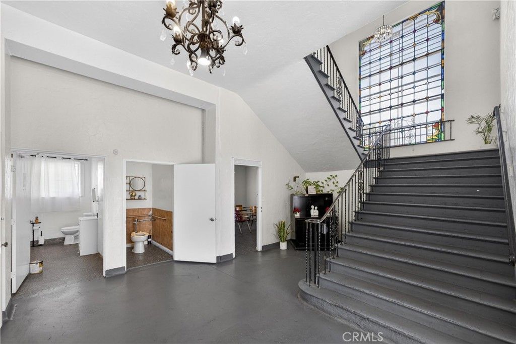 Image 6 of property listing at 7101 Menlo, Los Angeles, CA 90044