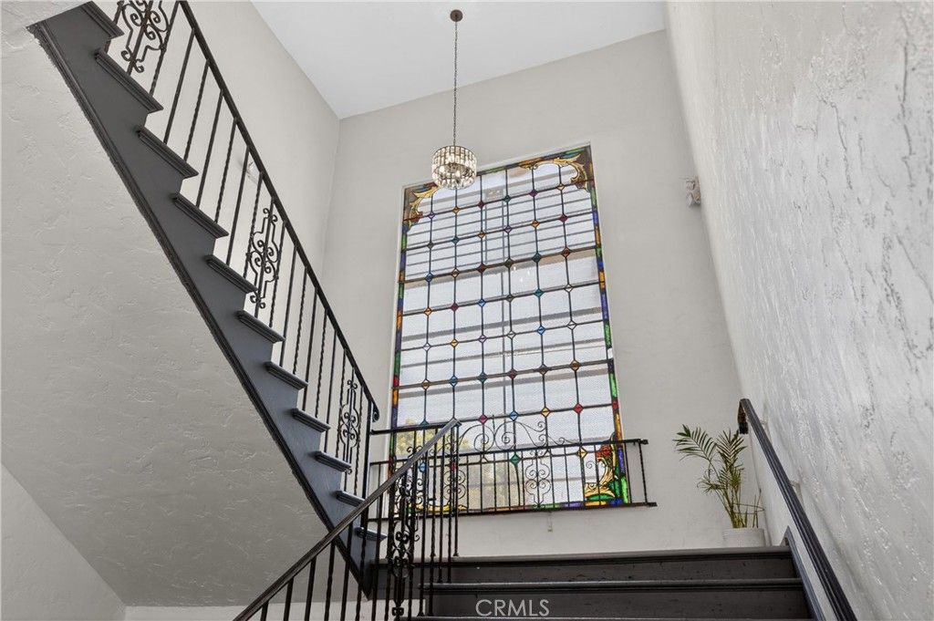 Image 8 of property listing at 7101 Menlo, Los Angeles, CA 90044