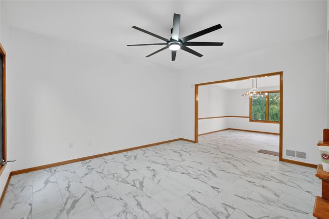 5924 Highland Circle, West Des Moines, IA 50266