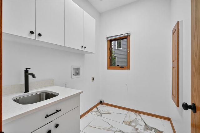 5924 Highland Circle, West Des Moines, IA 50266