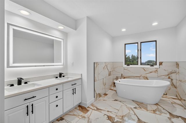 5924 Highland Circle, West Des Moines, IA 50266