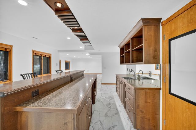 5924 Highland Circle, West Des Moines, IA 50266