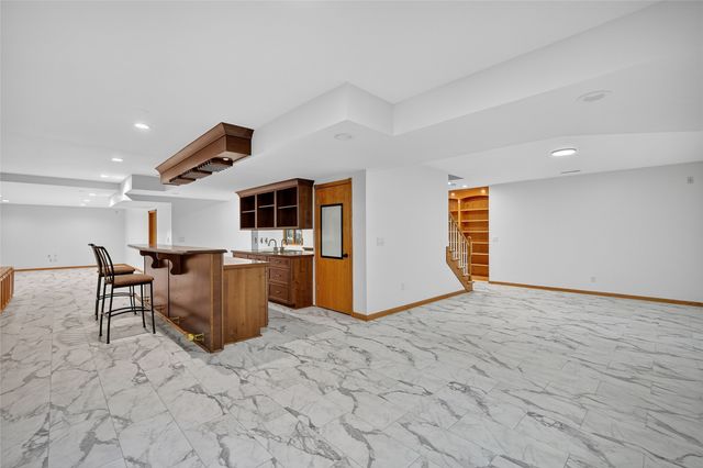 5924 Highland Circle, West Des Moines, IA 50266