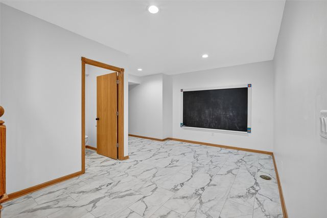 5924 Highland Circle, West Des Moines, IA 50266