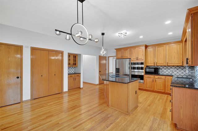 5924 Highland Circle, West Des Moines, IA 50266