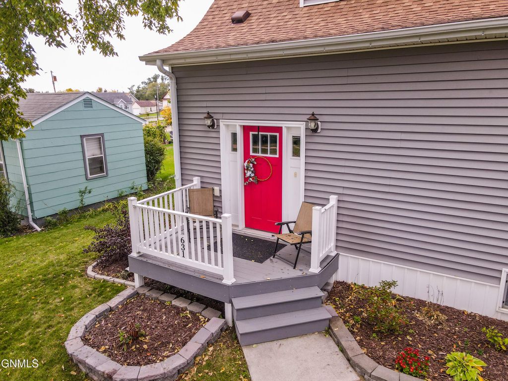 631 4th Avenue NW, Valley City, ND 58072 photo 2