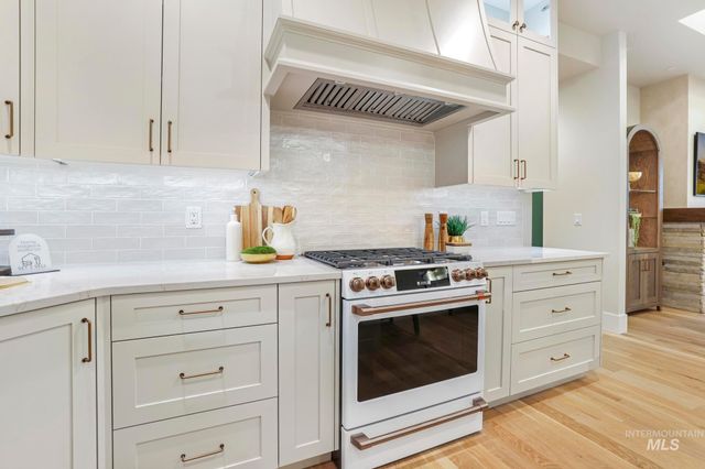 536 Canyon Falls Dr, Twin Falls, ID 83301