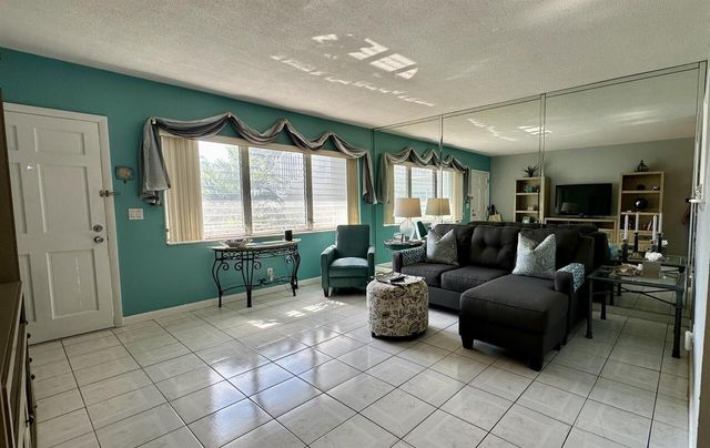 1001 NE 8th Avenue 102, Delray Beach, FL 33483