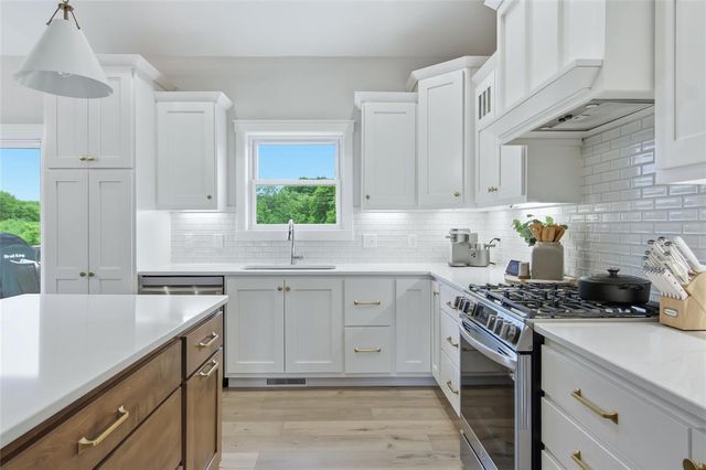 8777 S Cottonwood Circle, Eau Claire, WI 54701