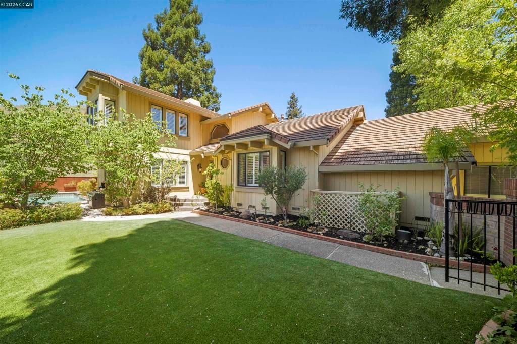 Image 1 of property listing at 951 Redwood Dr, Danville, CA 94506
