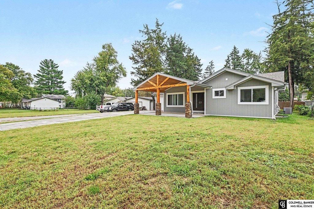 8525 Lafayette Avenue, Omaha, NE 68114