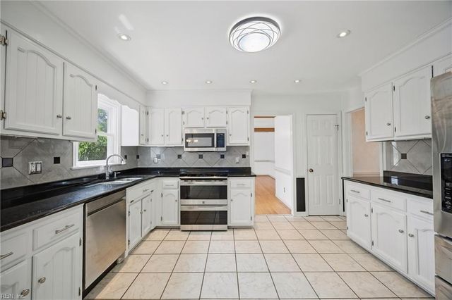 1836 Summerhedge CLS, Virginia Beach, VA 23456