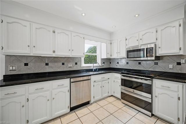 1836 Summerhedge CLS, Virginia Beach, VA 23456