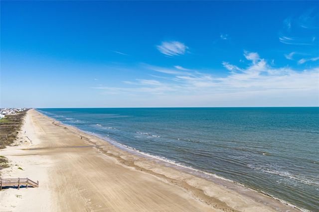 981 S Stingaree Drive, Crystal Beach, TX 77650