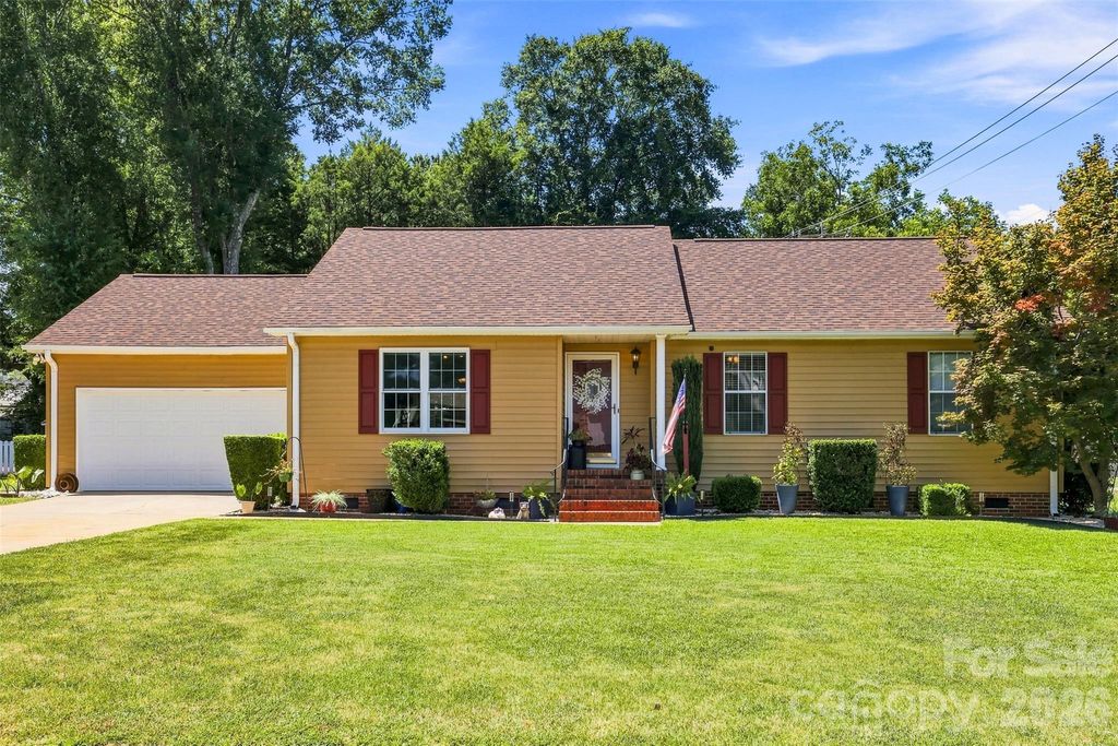 Image 1 of property listing at 1009 Willow Run Road, Anderson, SC 29621