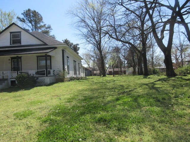 220 E 4th Street, Grove, OK 74344