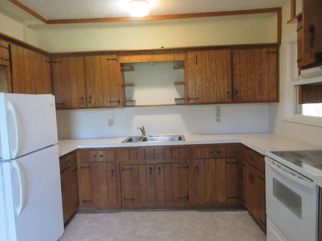 220 E 4th Street, Grove, OK 74344