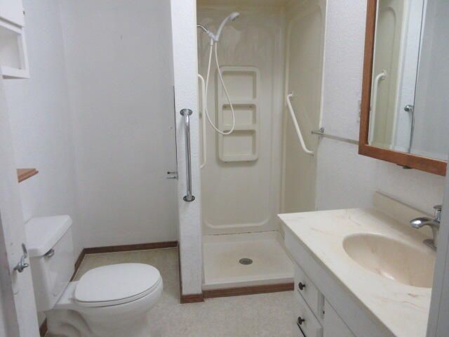 220 E 4th Street, Grove, OK 74344