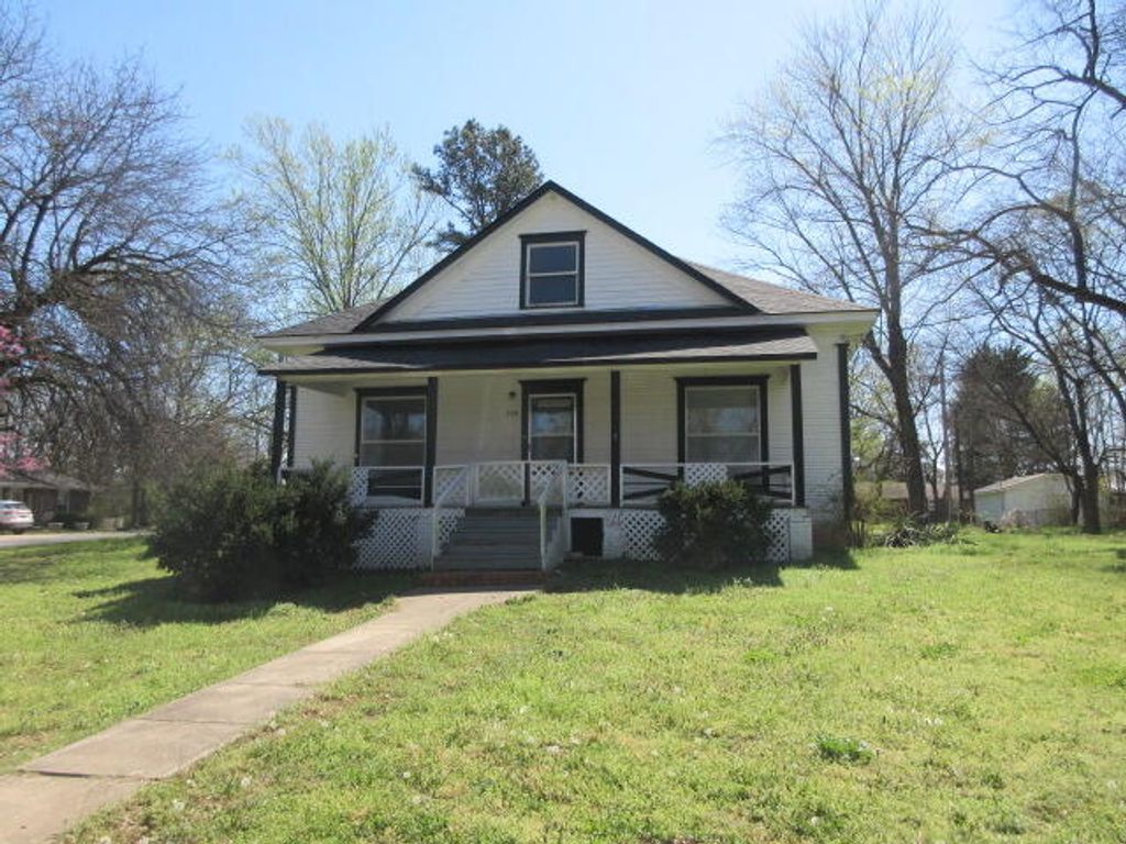 220 E 4th Street, Grove, OK 74344