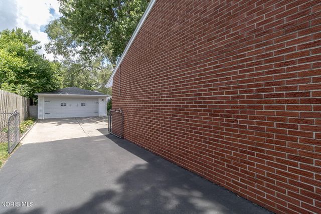 410 Danesmoor Road, Holland, OH 43528