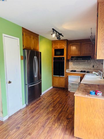 7505 Frederiksen Ln, Dublin, CA 94568