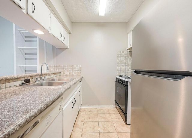 1108 W Tri Oaks Lane 150, Houston, TX 77043