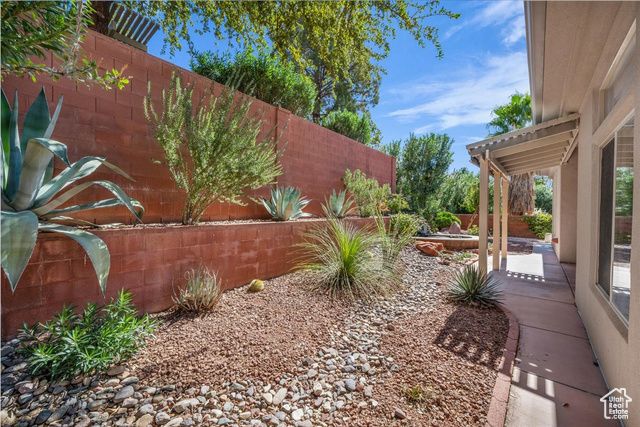 1584 N RAVEN LN, St. George, UT 84770