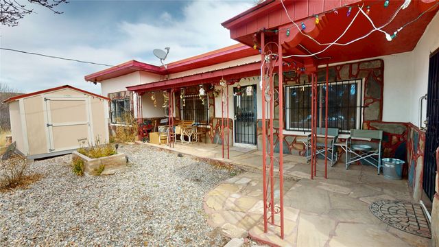 1320 Private Drive 18, Cordova, NM 87523