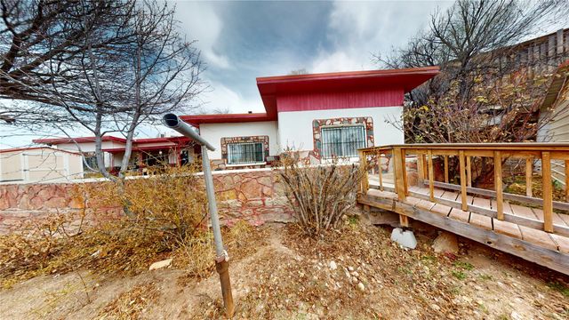 1320 Private Drive 18, Cordova, NM 87523