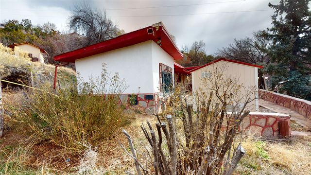 1320 Private Drive 18, Cordova, NM 87523