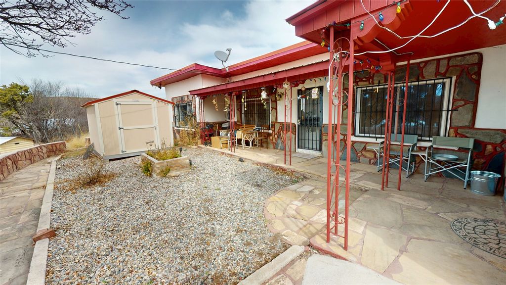 1320 Private Drive 18, Cordova, NM 87523