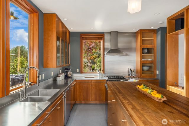 10403 NE Seaborn Road, Bainbridge Island, WA 98110