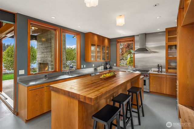 10403 NE Seaborn Road, Bainbridge Island, WA 98110