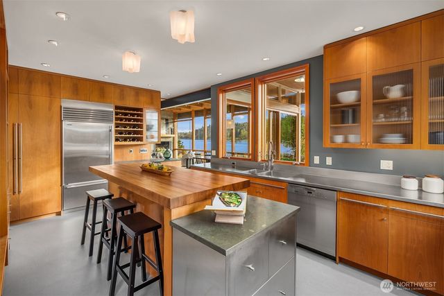 10403 NE Seaborn Road, Bainbridge Island, WA 98110
