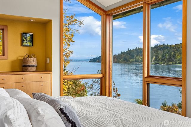 10403 NE Seaborn Road, Bainbridge Island, WA 98110